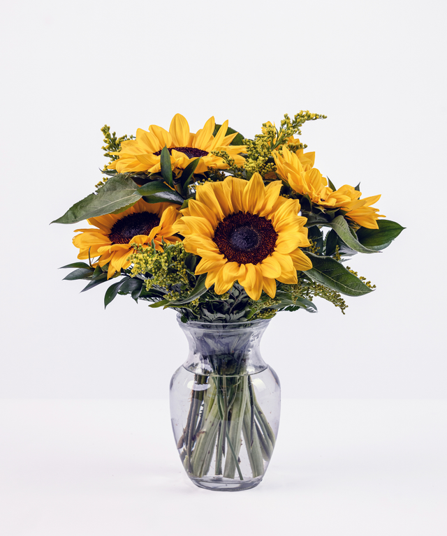 Cheerful sunflower bouquet arranged in a clear glass vase